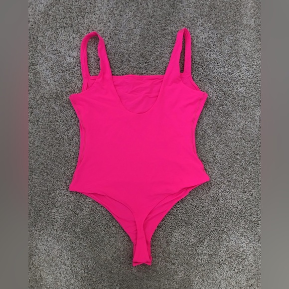 SKIMS Square Neck Bodysuit | Neon Pink - Picture 6 of 7